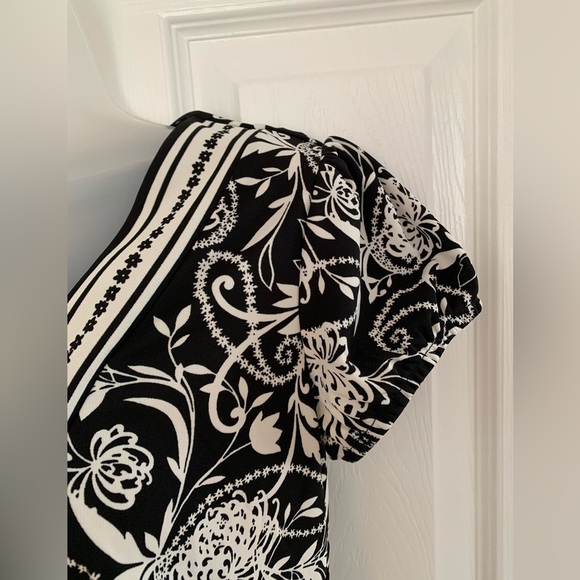 Ann Taylor LOFT Maternity Dress ~ Size 2~ V Neck, Cap sleeve, Black & Cream - Picture 2 of 9